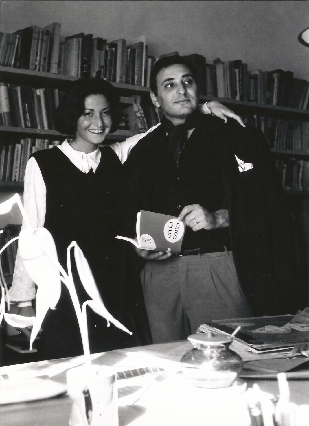Bibí y Juani posan juntos frente a una biblioteca