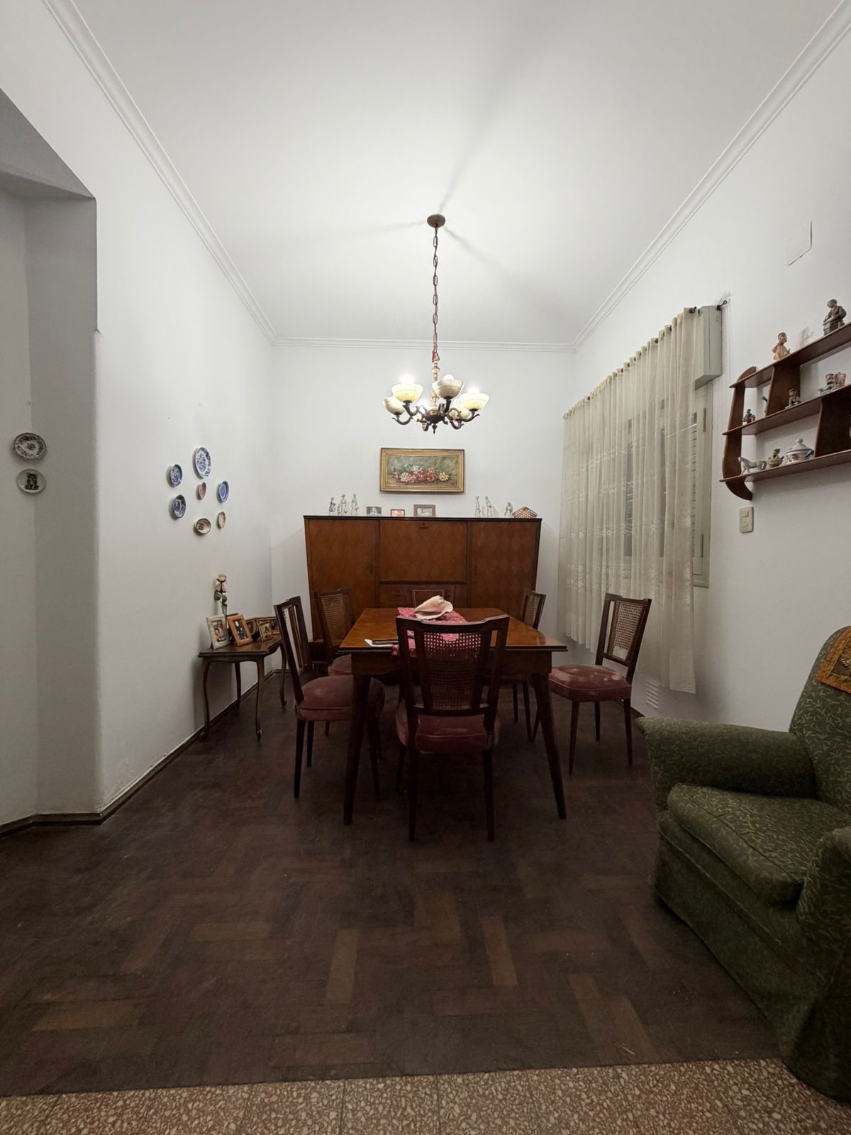 Mesa, sillas y aparador en el comedor de Casa Tomatis